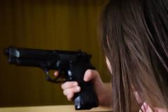 Μάθαινε την ανήλικη κόρη του σκοποβολή και τραυμάτισε τον γείτονα