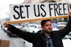 Δημοσκόπηση ΗΠΑ: Το 70% φοβάται για τις προσωπικές ελευθερίες λόγω κορωνοϊού