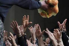 Στην Νάπολη και γύρω από αυτήν, οι μέρες και οι νύχτες είναι πλέον δύσκολες  στον  φτωχό ιταλικό Νότο