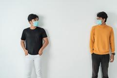 Κορωνοϊός: Πόσα μέτρα μακριά μπορεί να φτάσει, τελικά;