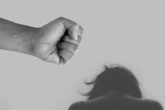 Ενδοοικογενειακή βία - Ηράκλειο: Χτύπησε τη σύζυγό του για την κόρη