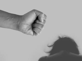 Φωτογραφία για Ενδοοικογενειακή βία - Ηράκλειο: Χτύπησε τη σύζυγό του για την κόρη
