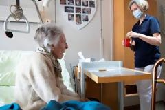 Θερίζει ο κοριοναϊός στους οίκους ευγηρίας