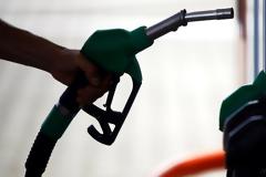 Πληρώνουμε ακριβότερα τη βενζίνη ακόμη και από τους Γερμανούς!