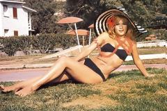 Η Αλίκη Βουγιουκλάκη με μαγιό στο πλευρό του Βλάσση Μπονάτσου