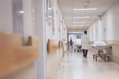 Έρχεται λίφτινγκ στο ΕΣΥ και αυξήσεις στους μισθούς γιατρών και νοσηλευτών