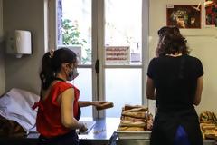 Γαλλία: Από τις αρχές Μαΐου οι πολίτες θα προμηθεύονται υφασμάτινες μάσκες