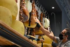 Η καραντίνα θέλει καλοπέραση: Χαβιάρι των 400 ευρώ και σαμπάνιες σε βίλες Ελλήνων πλουσίων