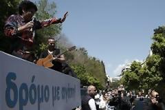 Η Άλκηστις Πρωτοψάλτη τραγουδά πάνω σε φορτηγό – “Καντάδα” στον πρωθυπουργό. Δείτε τα video