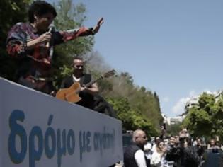Φωτογραφία για Η Άλκηστις Πρωτοψάλτη τραγουδά πάνω σε φορτηγό – “Καντάδα” στον πρωθυπουργό. Δείτε τα video