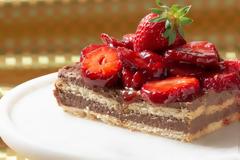 Δροσερό μπισκοτογλυκό με κρέμα σοκολάτας και φράουλες