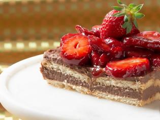 Φωτογραφία για Δροσερό μπισκοτογλυκό με κρέμα σοκολάτας και φράουλες