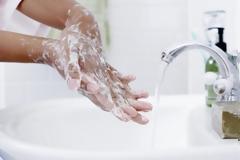 Κορωνοϊός: Χειροπετσέτες ή στεγνωτήρες διώχνουν αποτελεσματικά τον ιό;