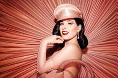 Dita Von Teese: Η βασίλισσα του burlesque «Είναι καλύτερα να μεγαλώνεις απ’το να πεθαίνεις νέος»