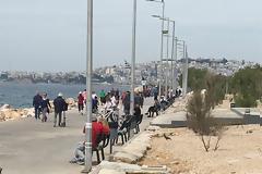 Ο καλός καιρός «έβγαλε» έξω τους Αθηναίους - Γέμισε ο Φλοίσβος από περιπατητές