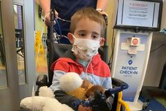 Γιατρός κατέγραψε στιγμές του γιου της με τον κοροναϊό (video)