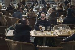 Κορονοϊός-Σουηδία: Μπαρ και εστιατόρια έκλεισαν γιατί παραβίασαν τα μέτρα αποστασιοποίησης