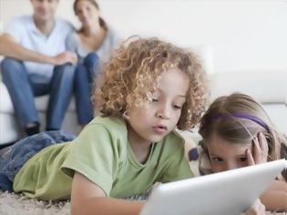 Φωτογραφία για 28% των γονέων ανησυχεί για το επιβλαβές διαδικτυακό περιεχόμενο