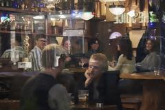 Δεν πρόλαβαν να ανοίξουν τα μπαρ στη Σουηδία και τα έκλεισαν