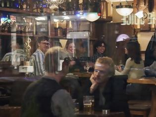 Φωτογραφία για Δεν πρόλαβαν να ανοίξουν τα μπαρ στη Σουηδία και τα έκλεισαν