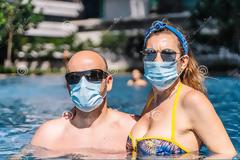 Μεταδίδεται ο κοροναϊός στην θάλασσα και στην πισίνα;