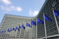 Κομισιόν: Μεγαλύτερη κεφαλαιακή ελάφρυνση στις τράπεζες για βοήθεια επιχειρήσεων