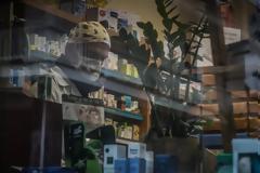 Η ζωή μας σε... πλεξιγκλάς: Τα βάζουν μέχρι και στα κρεοπωλεία!