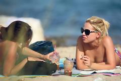 Ο κύβος ερρίφθη: Πότε μπορούμε να πάμε στις παραλίες, τι θα γίνει με τους ηλικιωμένους και τα εξοχικά