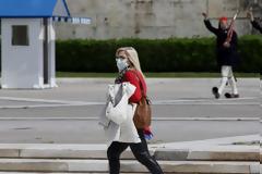 Μάσκα: Πού θα πρέπει να τη φοράμε, η σωστή χρήση της και οι κίνδυνοι