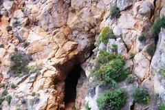 ΔΙΔΑΧΕΣ ΑΠΟ ΤΟΝ ΑΘΩΝΑ: Σπηλιά στον Άγιο Παντελεήμονα