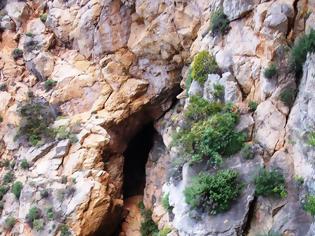 Φωτογραφία για ΔΙΔΑΧΕΣ ΑΠΟ ΤΟΝ ΑΘΩΝΑ: Σπηλιά στον Άγιο Παντελεήμονα