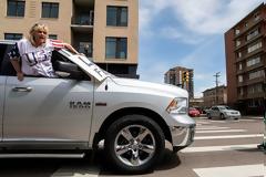 Το Facebook αφαιρεί posts με διαδηλώσεις κατά της καραντίνας