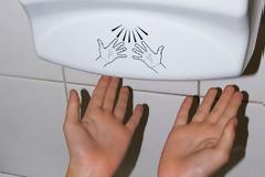 Χαρτοπετσέτες ή θερμός αέρας; Τι είναι πιο επικίνδυνο για απολύμανση;