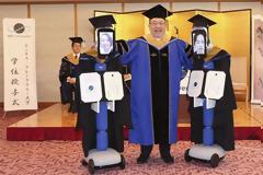 Ορκωμοσία φοιτητών μέσω ρομπότ στην Ιαπωνία λόγω κορωνοϊού