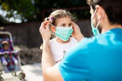 Τσιόδρας: Τα παιδιά προσβάλλονται λιγότερο, νοσούν ελαφρύτερα και μεταδίδουν ελάχιστα τον κορωνοϊό στους ενήλικες