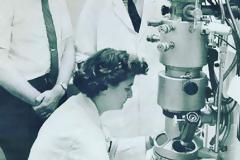 June Almeida: Η ιστορία της πρωτοπόρου που ανακάλυψε τον κορωνοϊό