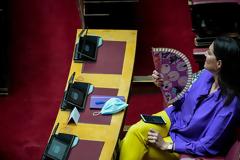 Φωτος Βουλή: Χαμόγελα, μαλλιά-αφάνα, πλέξιγκλας και... αέρας από βεντάλιες!