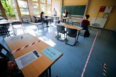 Εξίσου μολυσματικά με τους ενήλικες τα παιδιά. Χρειάζεται προσοχή στα σχολεία