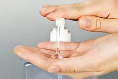 Χέρια: Πώς να αντιμετωπίσετε την ξηροδερμία από το σαπούνισμα και τα απολυμαντικά