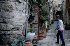 Αρση μέτρων: Γιατί οι ηλικιωμένοι θα μπορούν να πάνε στα χωριά τους μετά τις 18 Μαΐου -Οι εξηγήσεις Τσιόδρα, Χαρδαλιά