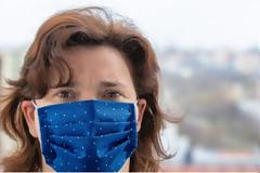 Μάσκα: Πώς να φτιάξετε εύκολα χωρίς βελόνες και λαστιχάκια (video)