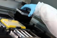 Δείγματα αίματος ασθενών που ανέρρωσαν πωλούνται για τεστ αντισωμάτων έναντι εξωφρενικών τιμών