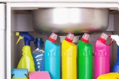 11 πράγματα που δεν πρέπει να αποθηκεύεις κάτω από το νεροχύτη της κουζίνας