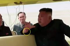 Κιμ Γιονγκ Ουν: Η «επιστροφή» και το μυστηριώδες σημάδι στο δεξί του χέρι