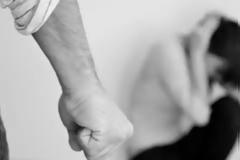 Ενδοοικογενειακή βία: Τετραπλάσιες οι κλήσεις στη γραμμή 15900 εν μέσω καραντίνας
