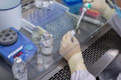 Μεταλλαγμένο και πιο επιθετικό το στέλεχος του ιού που «χτύπησε» ΗΠΑ και Ευρώπη