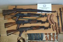 Όπλα: Έρευνα για οπλοστάσιο με Καλάσνικοφ που βρέθηκε σε σπίτι