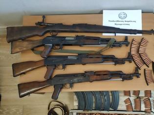Φωτογραφία για Όπλα: Έρευνα για οπλοστάσιο με Καλάσνικοφ που βρέθηκε σε σπίτι