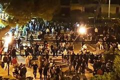 Ένταση στην Αγία Παρασκευή: Πλήθος κόσμου στην πλατεία - Φωνάζουν συνθήματα