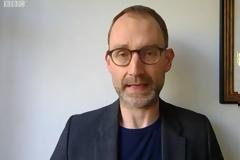 Βρετανία: Παραιτήθηκε ο «Τσιόδρας» της χώρας